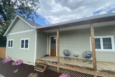 Image de Have the Best of Both: Quick Access to Downtown Brevard & Pisgah Forest.