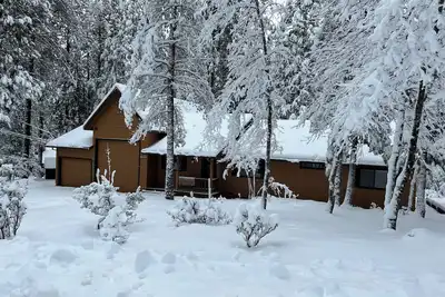 Image de Rancho Relax-o nestled on 1 acre lot w / large deck and flat driveway