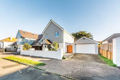 Image de Felpham beachhouse with private garden and parking