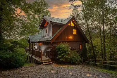 Image de Snuggly Bear Bottom Cabin~2/3 B/B~Hot Tub~Arcade