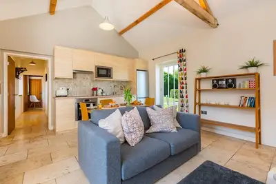 Image de Cosy converted barn, luxury indoor heated pool tennis courts and close to north Norfolk beaches.