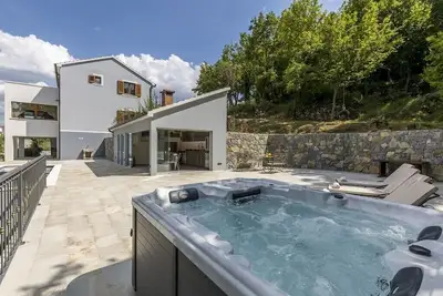 Image de vila posjeduje jacuzzi, saunu s tušem, grijani bazen. . . . .