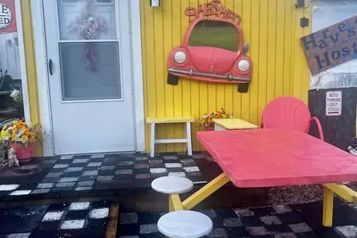 Image de Glamping in the She Shed