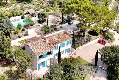Image de Mas D'Olea avec piscine privée et climatisation dans la nature avec belle vue