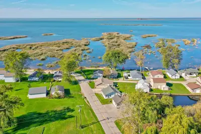 Image de Rustic cabin with perfect sunsets on the shores of Saginaw bay.