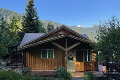 Image de Cozy 2-bdrm dogs-welcome cabin w/ hot tub in private riverfront setting