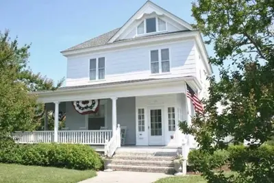 Image de Chesapeake Dream - Stately restored Victorian home Only 4 houses from the Beach!