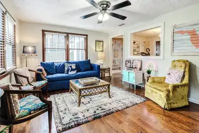 Image de The Funky Swan Shack by Lake Morton & Downtown