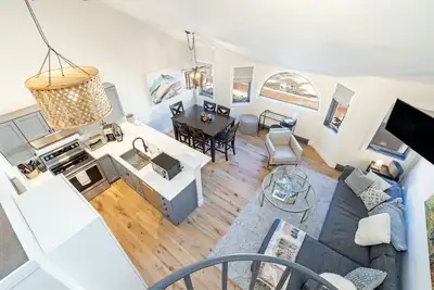 Charming 2br+loft/2Bath;pool/hot tub, steps from Lift #7;walkable to everything\n