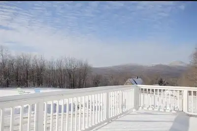 Cozy, spacious ski home 10 minutes from Mt. Snow!