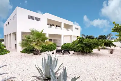 Fully air-conditioned luxury studio apartment walking distance from the Beach