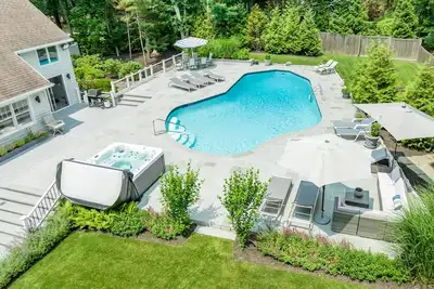 Image de \nGorgeous Southampton Home- Pool, Spa, Putting Green, Walk to Beach & Tennis/Pb
