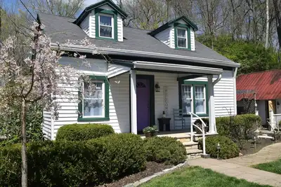 Image de Day's End Cottage: Peaceful, Charming & Clean. No cleaning fee!