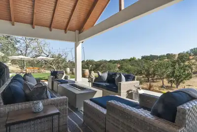 Image de 4. 5 Acre Farmhouse in Wine Country w/Hot Tub