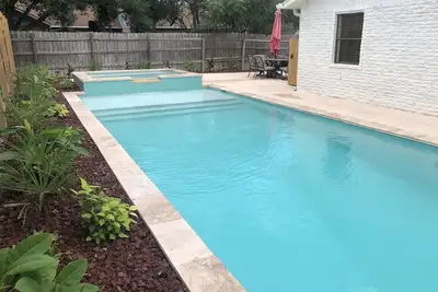 Image de Entire home - Private heated pool, pool table and private yard