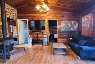 Image de Cozy Rustic Cottage! Hot Tub, River, Fireplace, Kayaks, Tons of Games & Movies