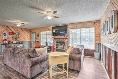 Image de ‘Sue’s Camp’ w/ Caddo Lake Access & Dock!