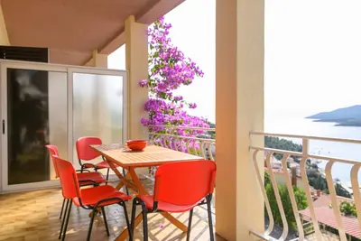 Image de Appartement de deux chambres avec la terrasse et la vue sur le mer Rabac, Labin (A-19055-a)