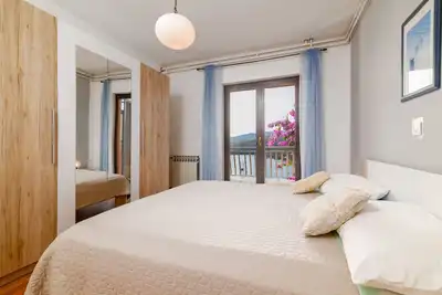 Image de Appartement de deux chambres avec la terrasse et la vue sur le mer Rabac, Labin (A-19055-b)