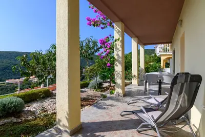 Image de Appartement de deux chambres avec la terrasse et la vue sur le mer Rabac, Labin (A-19055-c)