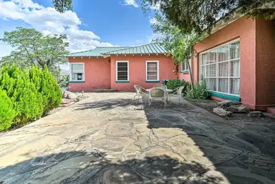 Image de Eclectic Home: Walk to Town & Bath District!