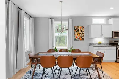 Image de Fully Loaded - Bikes & Hot Tub - Burlington Area + Bike Path