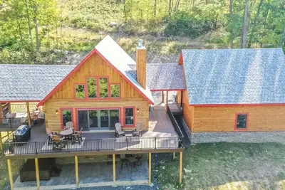 Image de Parhelion Chalet | Outdoor Fireplace + Pool Table & Hot Tub