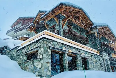 Chalet haut de gamme de 400 m² avec piscine intérieure, vue exceptionnelle.