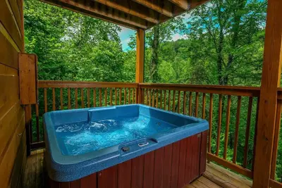 Image de Soak in the Hot Tub and Play Games! - Whispering Oak