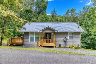 Image de A Hillbilly Get-a-way, $1089 Free attraction tickets for each paid day, Dollywood