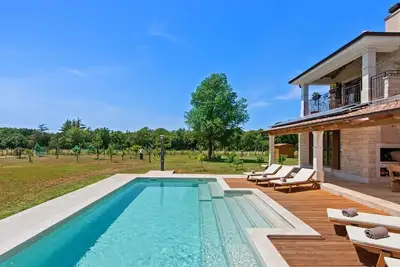 Image de Elegant Villa Campagna with a swimming pool