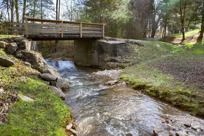 Image de Possum Trot Farmhouse - Wedding & Event Venue, Lodging for 18, Stone Fireplace