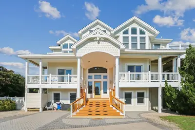 Image de Private heated pool, hot tub, Pool table, pet friendly. 9 Bdrm w/ 10th sleeping area