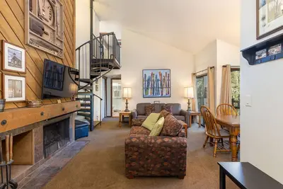 Image de Condo Nestled in the Pines/Shared Pool and Hot Tub/On Shuttle Route to Slopes