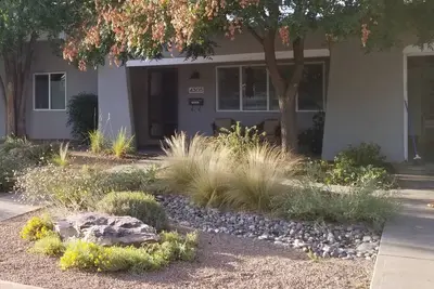 Image de Historic Nob Hill home with cozy covered deck and close to Route 66.