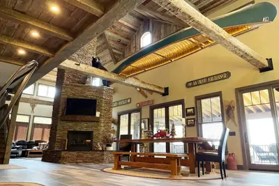 Image de Luxury Lakehouse - private dock & small beach, kayaks, and fire pit near Acadia.