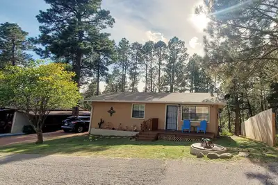 Image de Tranquil Views & Walking distance to Mid Town!