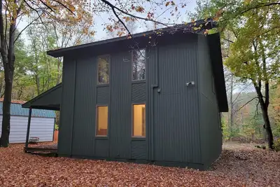 Image de Cozy Cabin in the Woods with a Short walk to the Lake, Orv Trails, and Skiing!