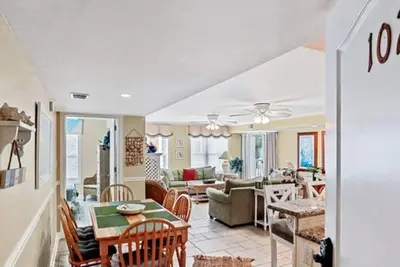 Image de Feelin Beachy, close to pier, shops & restaurants! Less than half block to Beach