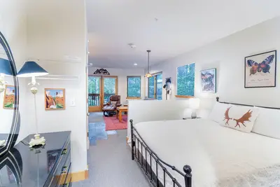 Cozy Tomboy Studio with private deck