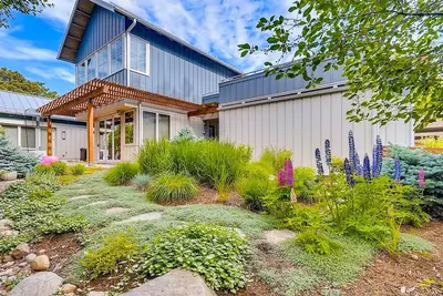 Image de Comfortable, private studio three blocks to downtown