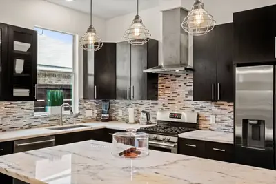 Image de DwellHTX Modern Designer Home 1 mi frm Downtown 2-Story Getaway w/ Views