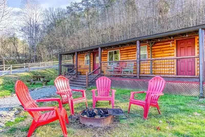 Image de Hummingbird Cabin - Arts & Crafts Area - Smoky Mtn Tiny Cabin - Pet Friendly - FirePit