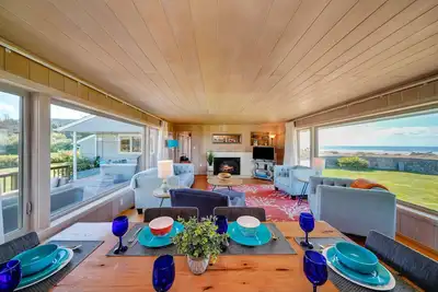 Image de SeaView:}Hot-Tub~StepsToBeach~Ocean/Mt/Golf Views! ~Bikes~DogsOK~Cornhole-Patio~