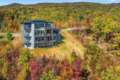 Image de Summit 85 ~ Modern Luxury ~ Indoor Pool ~ Majestic Views