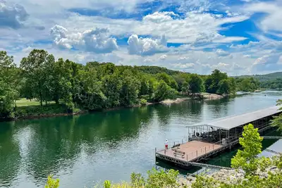 Image de Lake Front ~ 2 Br Walk-In with Large Deck! Free Tickets Included! (Ap79-1)