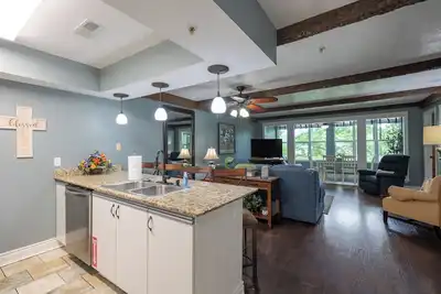 Image de ⛳ Beautiful 2 Bedroom Walk-In Condo ~ Golf Course View ~ Near The Strip! 👀  (Cl-A6)