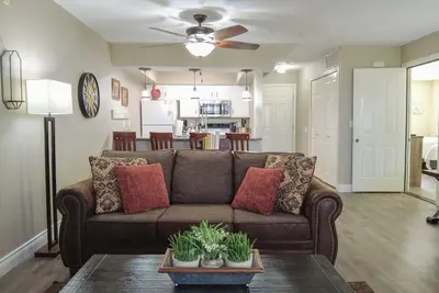 Image de 2br Walk-In Condo! ~ Golf Course View ~ Near the 76 Strip ~ Free Tickets Included! (Cl-A7)