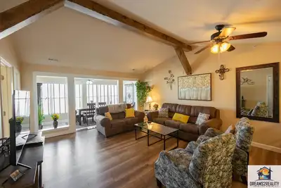 Image de Penthouse 2 Bd Condo Near The Strip ~ Pool ~ Free Tickets Included! (Cl-D11)