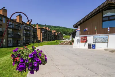 Image de Ski-in/out gem with balcony, fast WiFi, modern decor & full kitchen